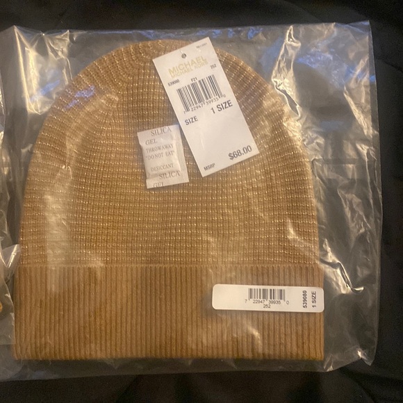 Hat and Scarf never worn. - Picture 1 of 4